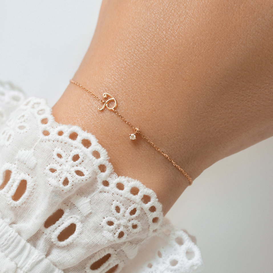 Náramek s diamantem Curly Letter T