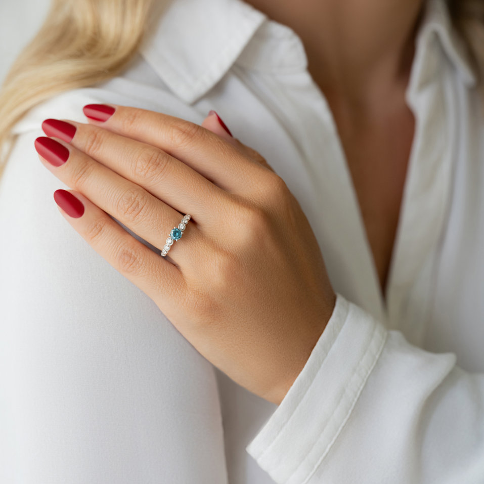 Prsten s modrým diamantem a bílými diamanty Regal Lie