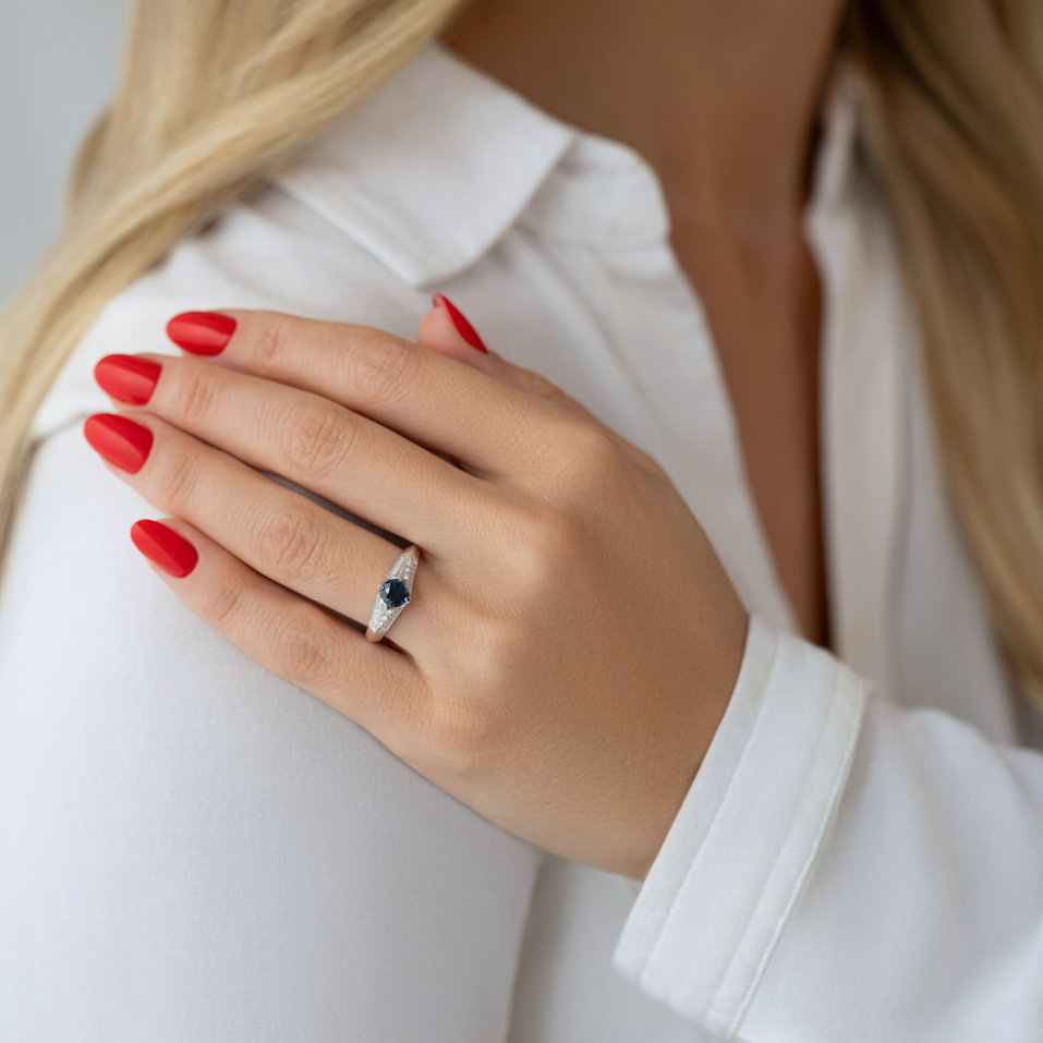 Prsten s diamanty a safírem Jeannine