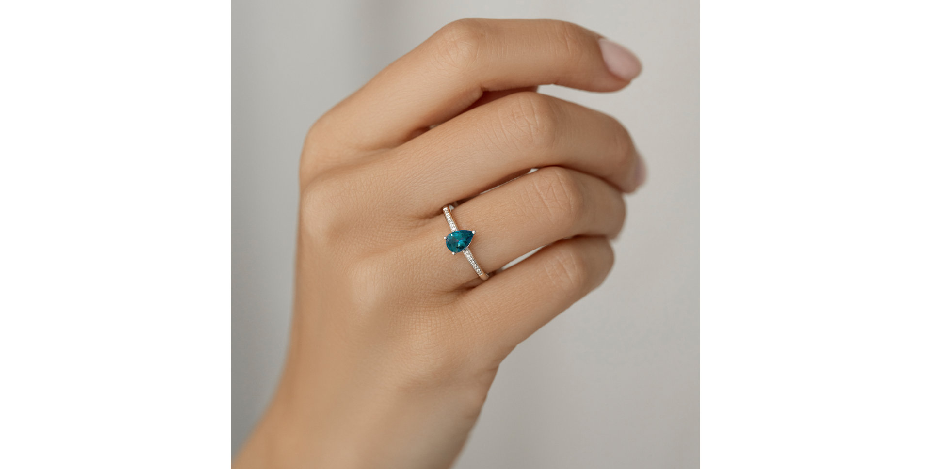 Prsten s diamanty a peridotem Teardrop