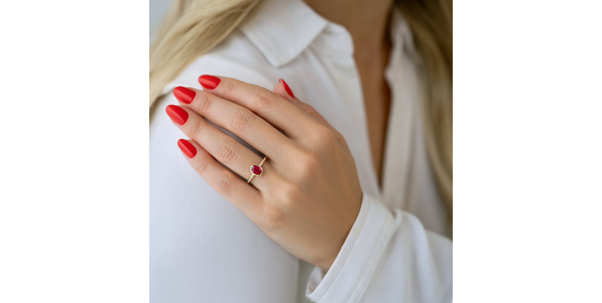 Prsten s diamanty a rubínem Elliptical perfection