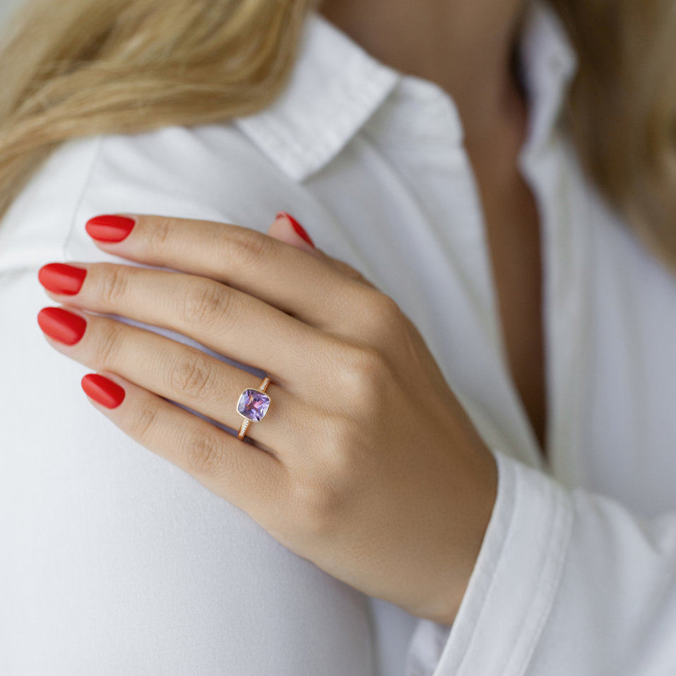 Prsten s diamanty a rhodolitem Carelia