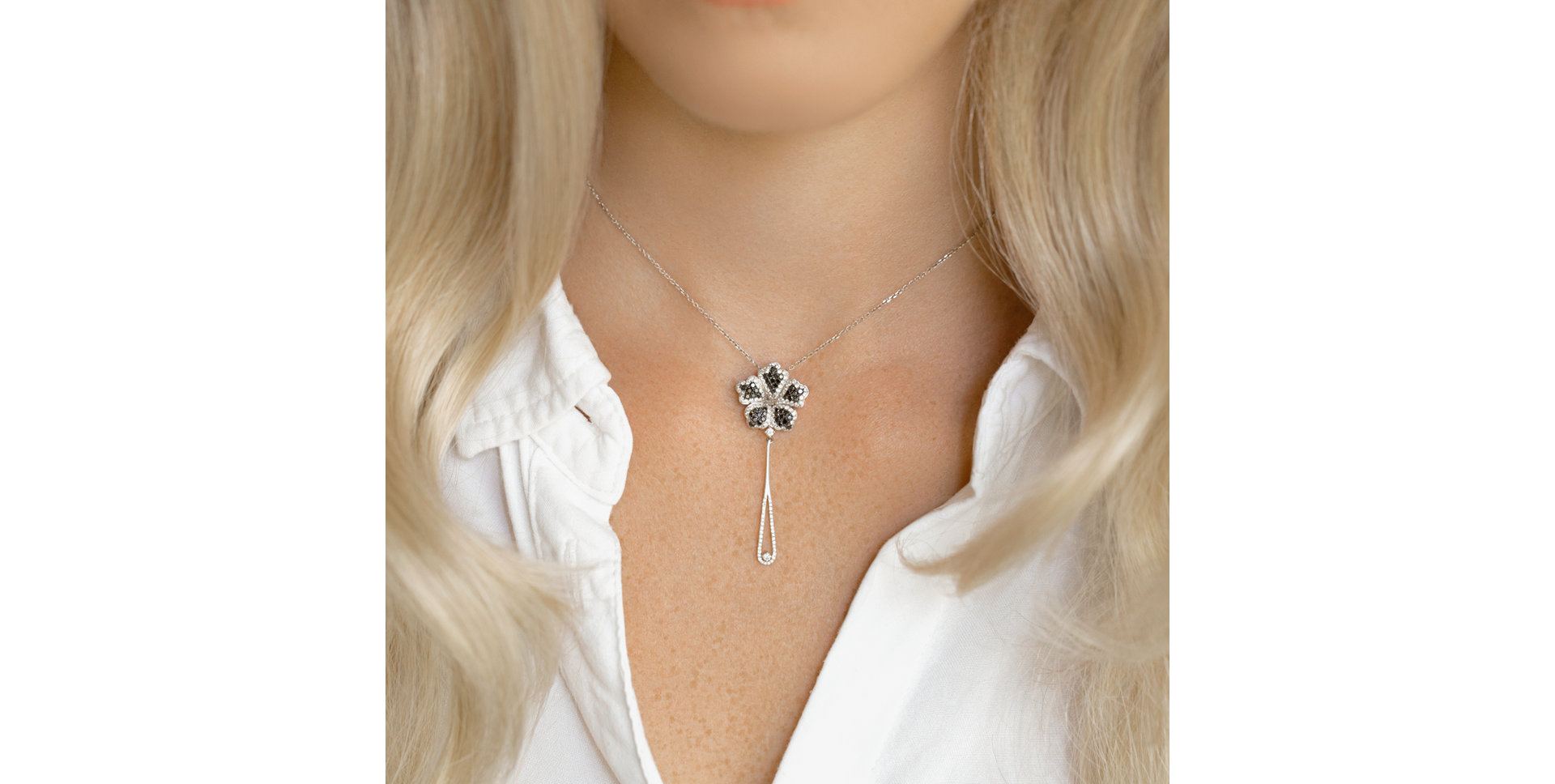 Přívěs s diamanty a safíry Magic Lotus