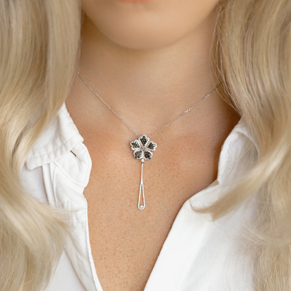 Přívěs s černými a bílými diamanty Magic Lotus