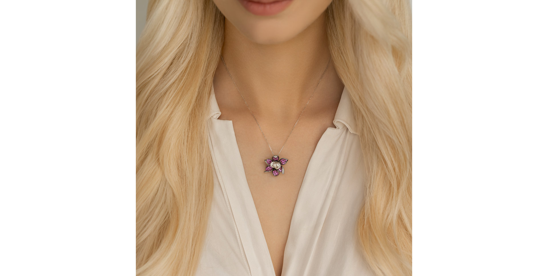 Přívěs s diamanty a safíry Space Bloom