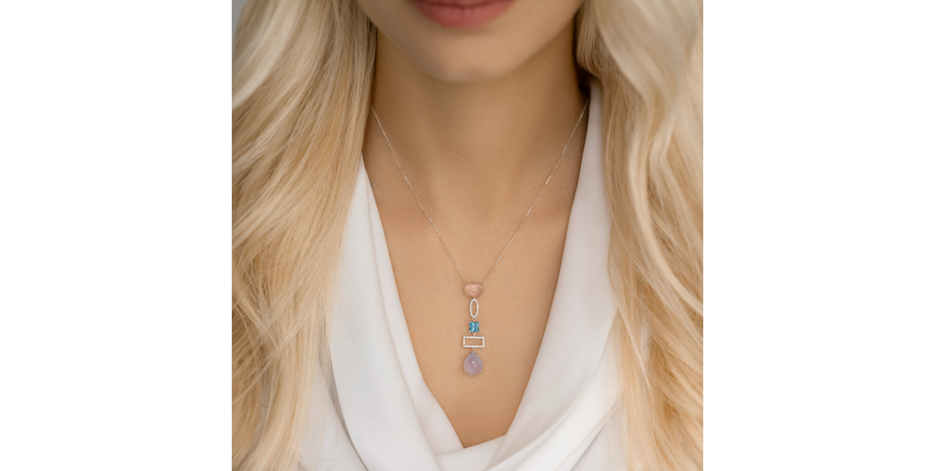 Přívěs s diamanty a drahokamy Abstract Performance