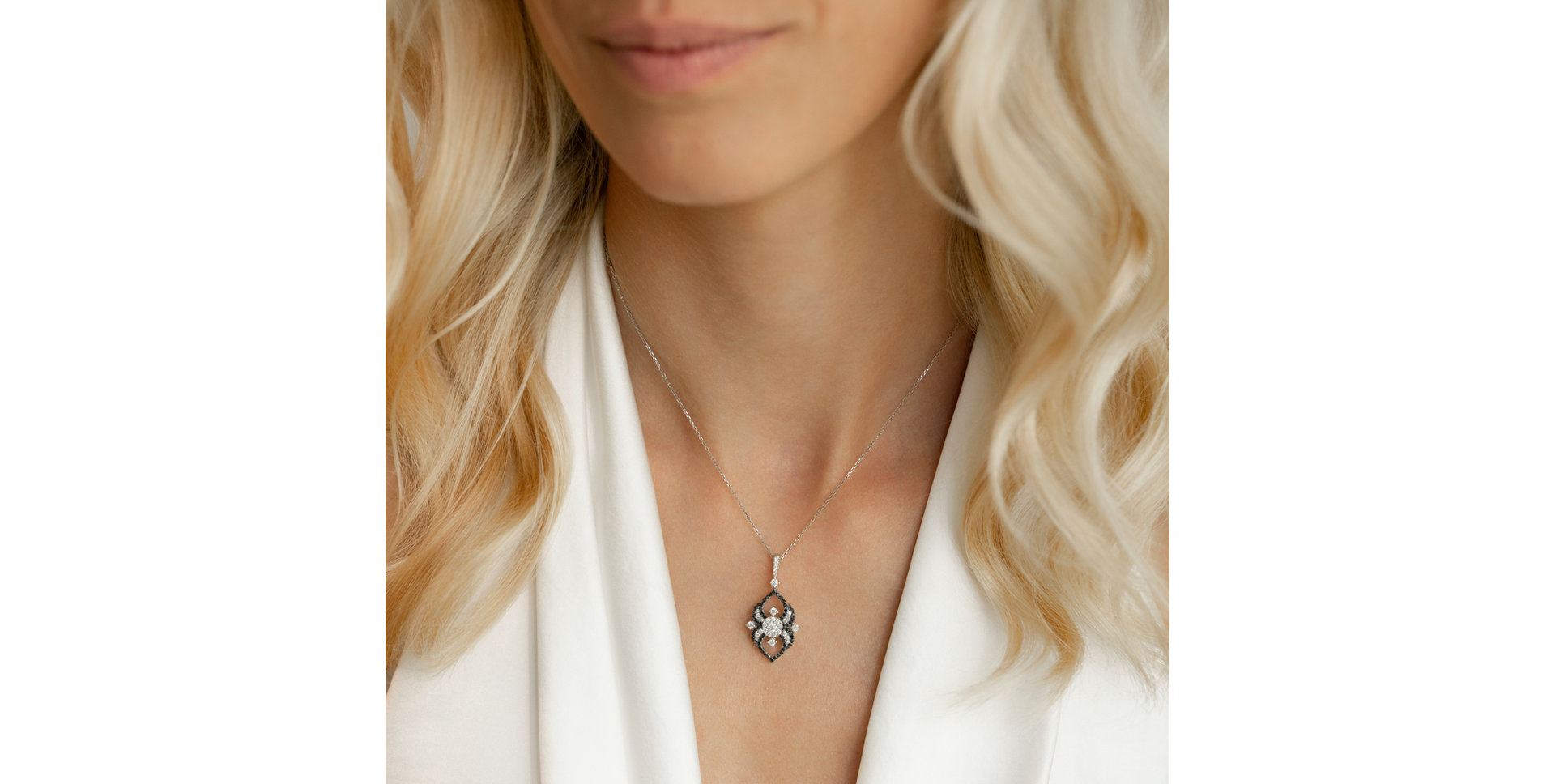 Přívěs s černými a bílými diamanty Lady Arachne