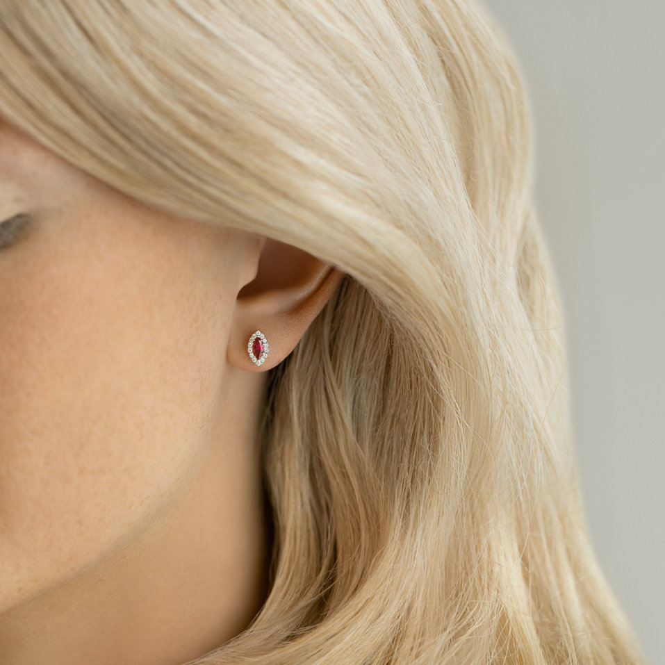 Náušnice s rubínem a diamanty Sign of Desire