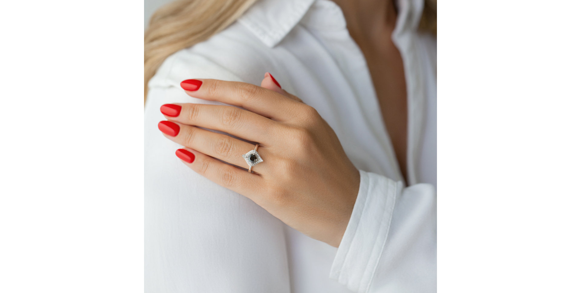 Prsten s černými a bílými diamanty Baroque Message