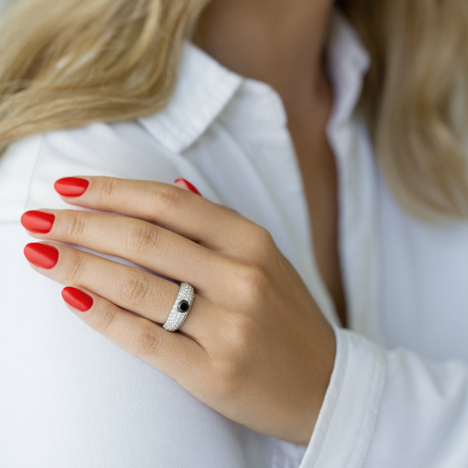 Prsten s bílými a černými diamanty Lourdes