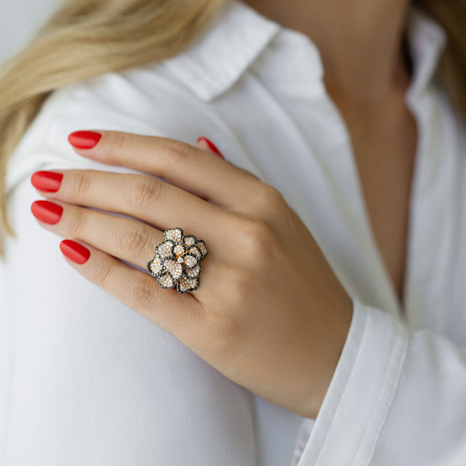 Prsten s černými a bílými diamanty Countess Magnolia