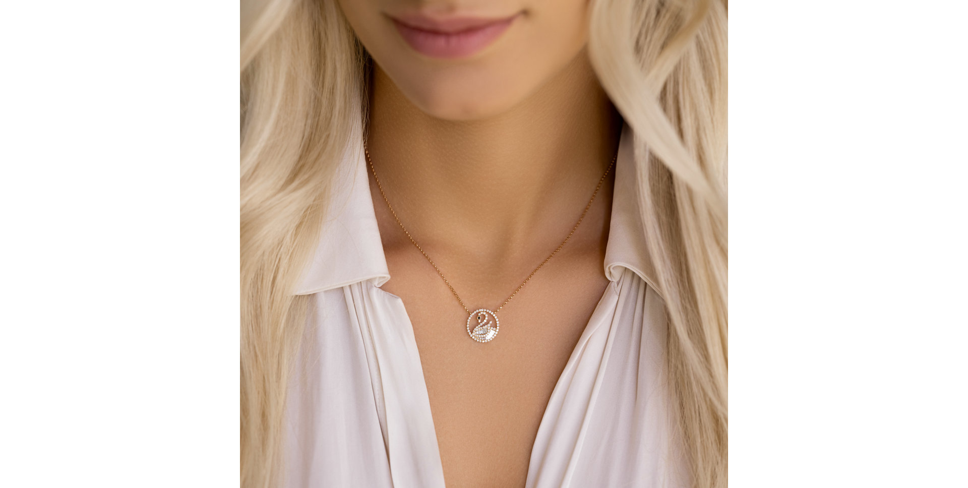 Náhrdelník s černými a bílými diamanty Glitter Swan