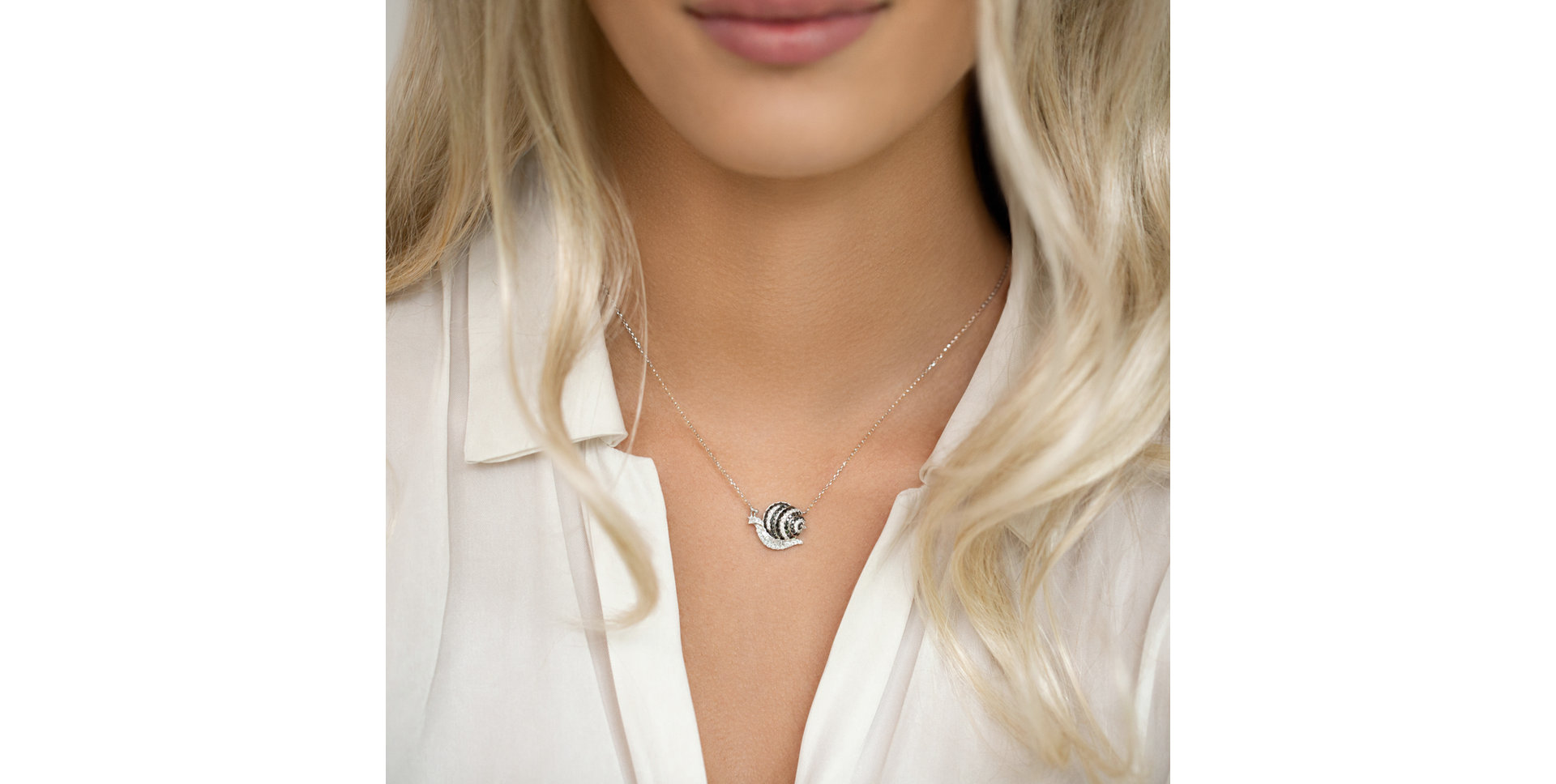 Náhrdelník s černými a bílými diamanty Fantasy Snail