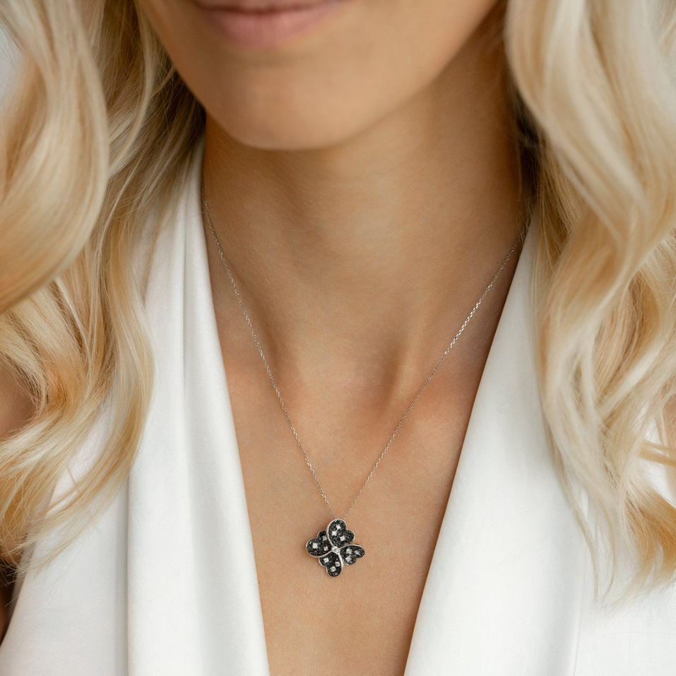 Přívěs s bílými a černými diamanty Dark Blossom