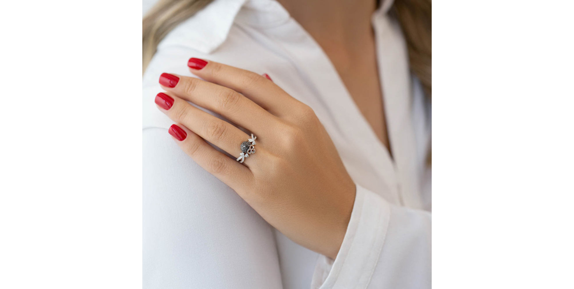 Prsten s bílými a černými diamanty Luxury Skull