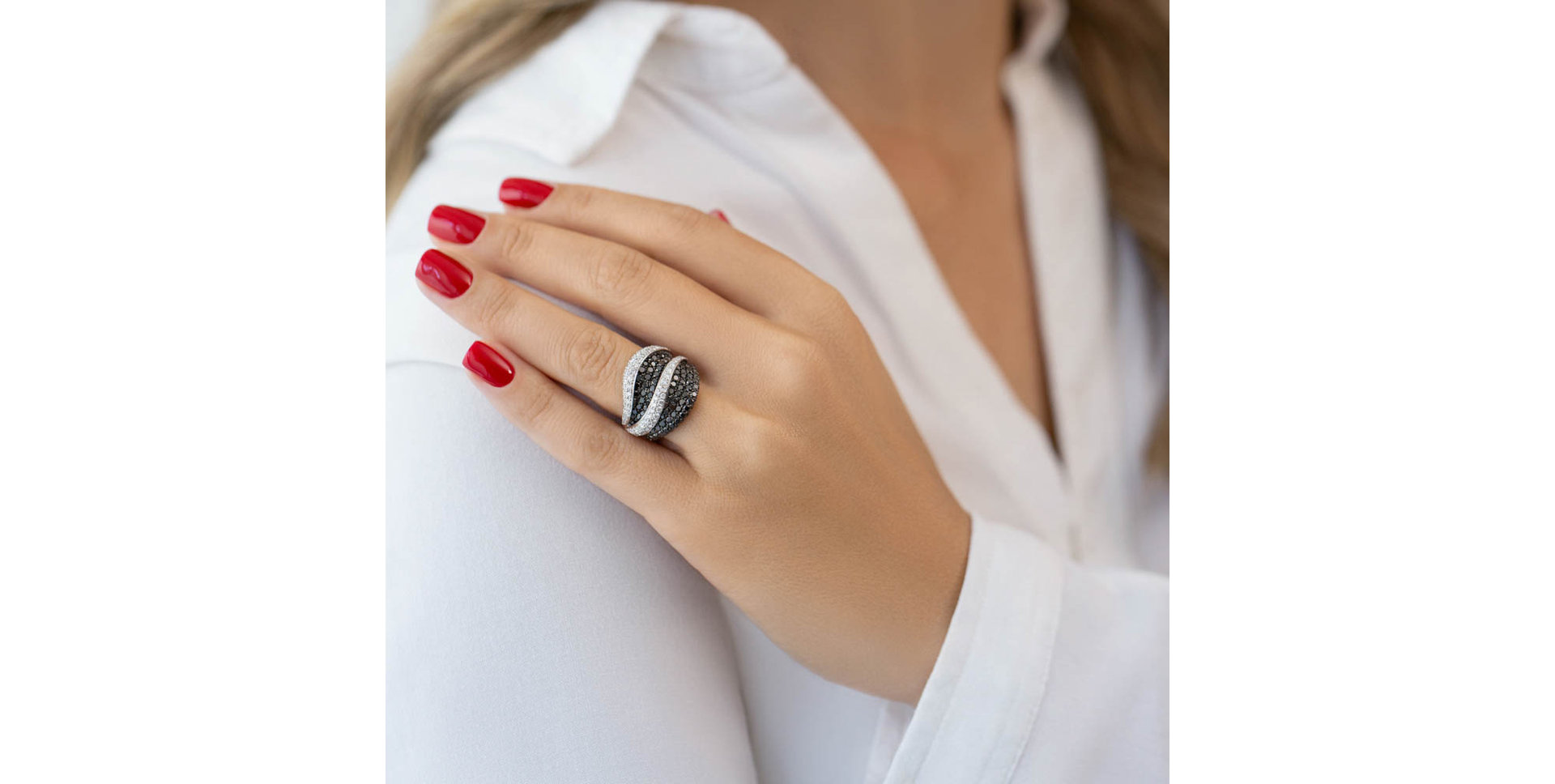 Prsten s černými a bílými diamanty Melendez