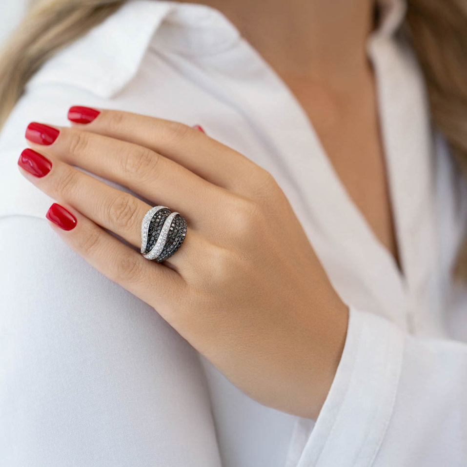 Prsten s černými a bílými diamanty Melendez
