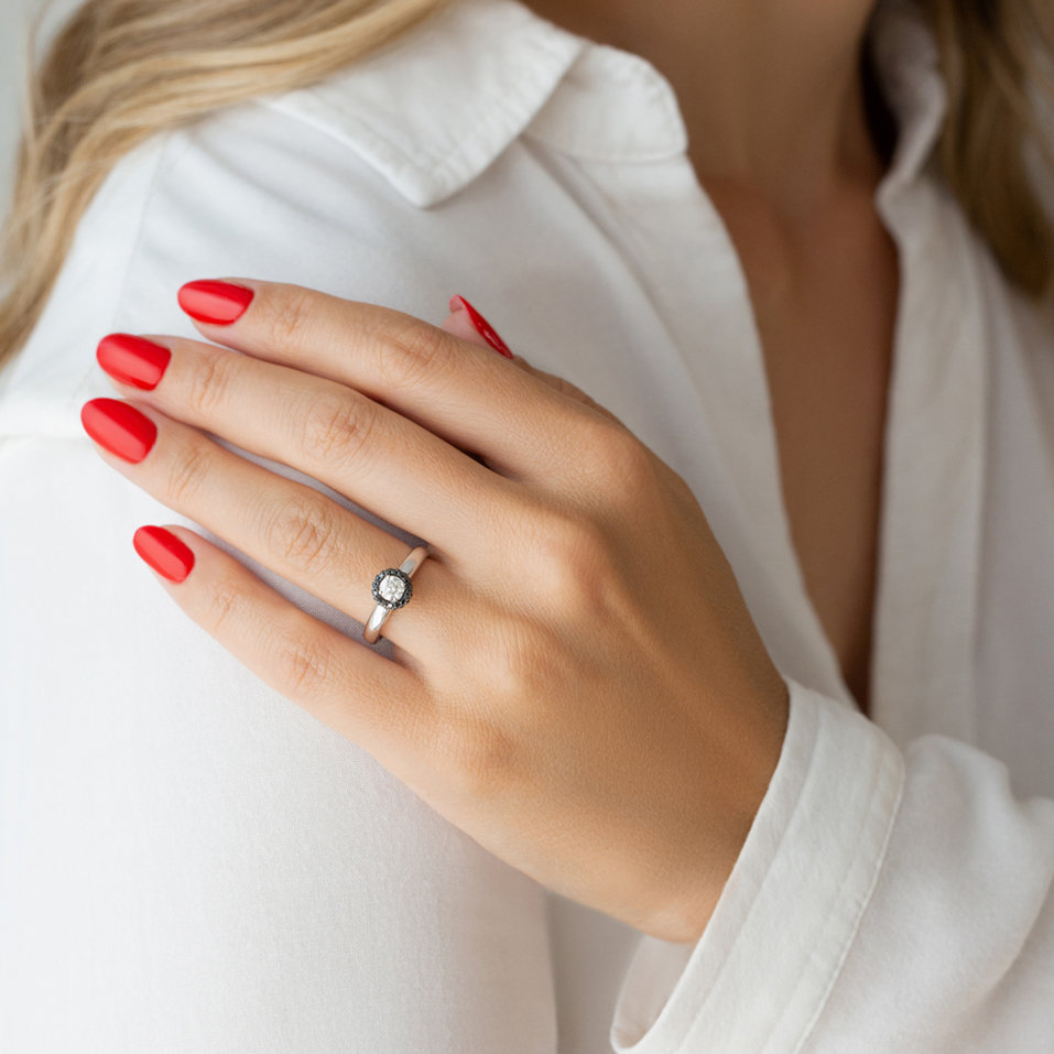 Prsten s bílými a černými diamanty Light in Darkness