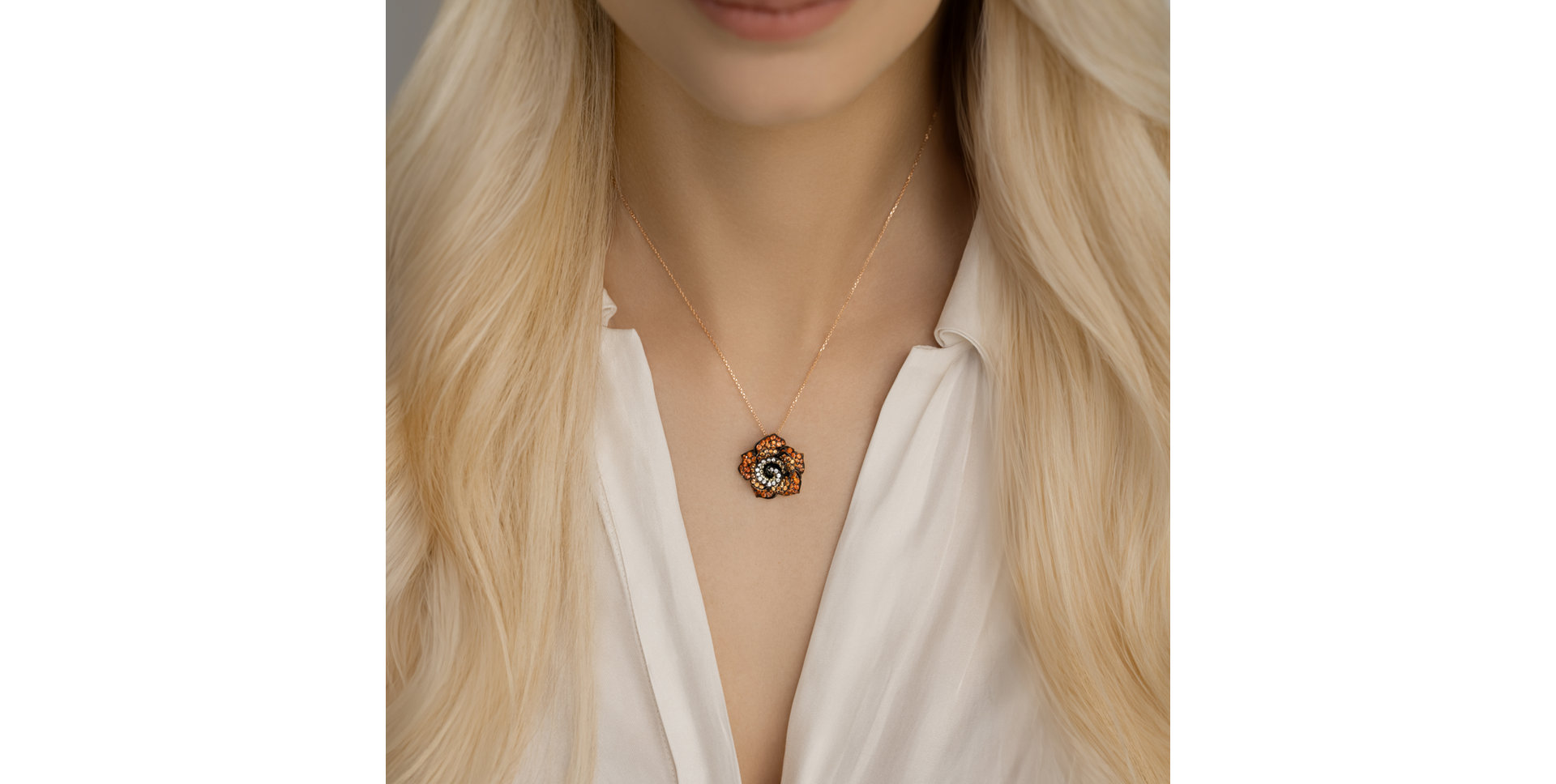 Přívěs s diamanty a safíry Carolee