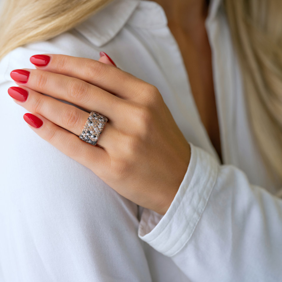 Prsten s bílými, hnědými a černými diamanty Betsy