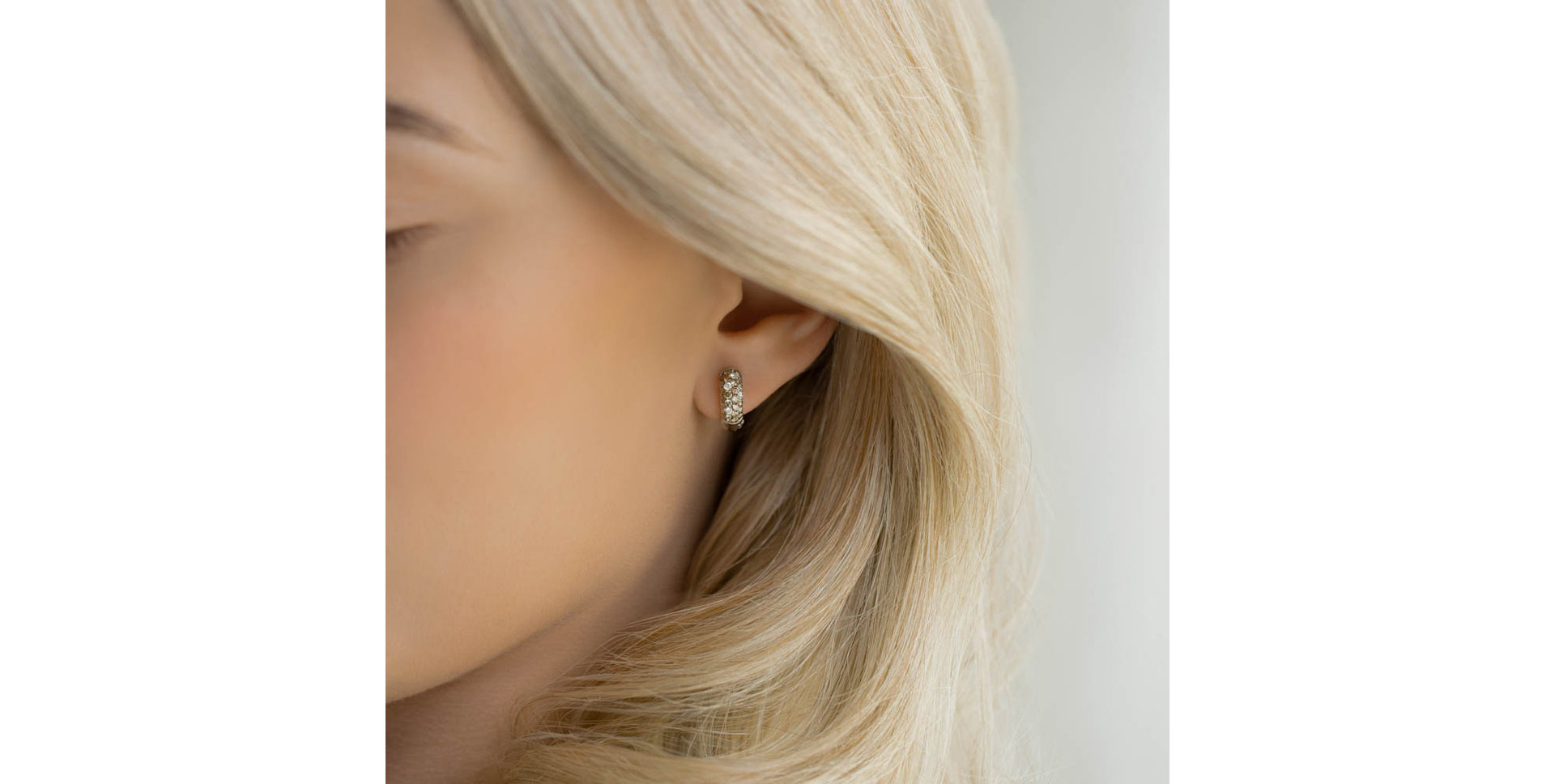 Náušnice s bílými a hnědými diamanty Avis