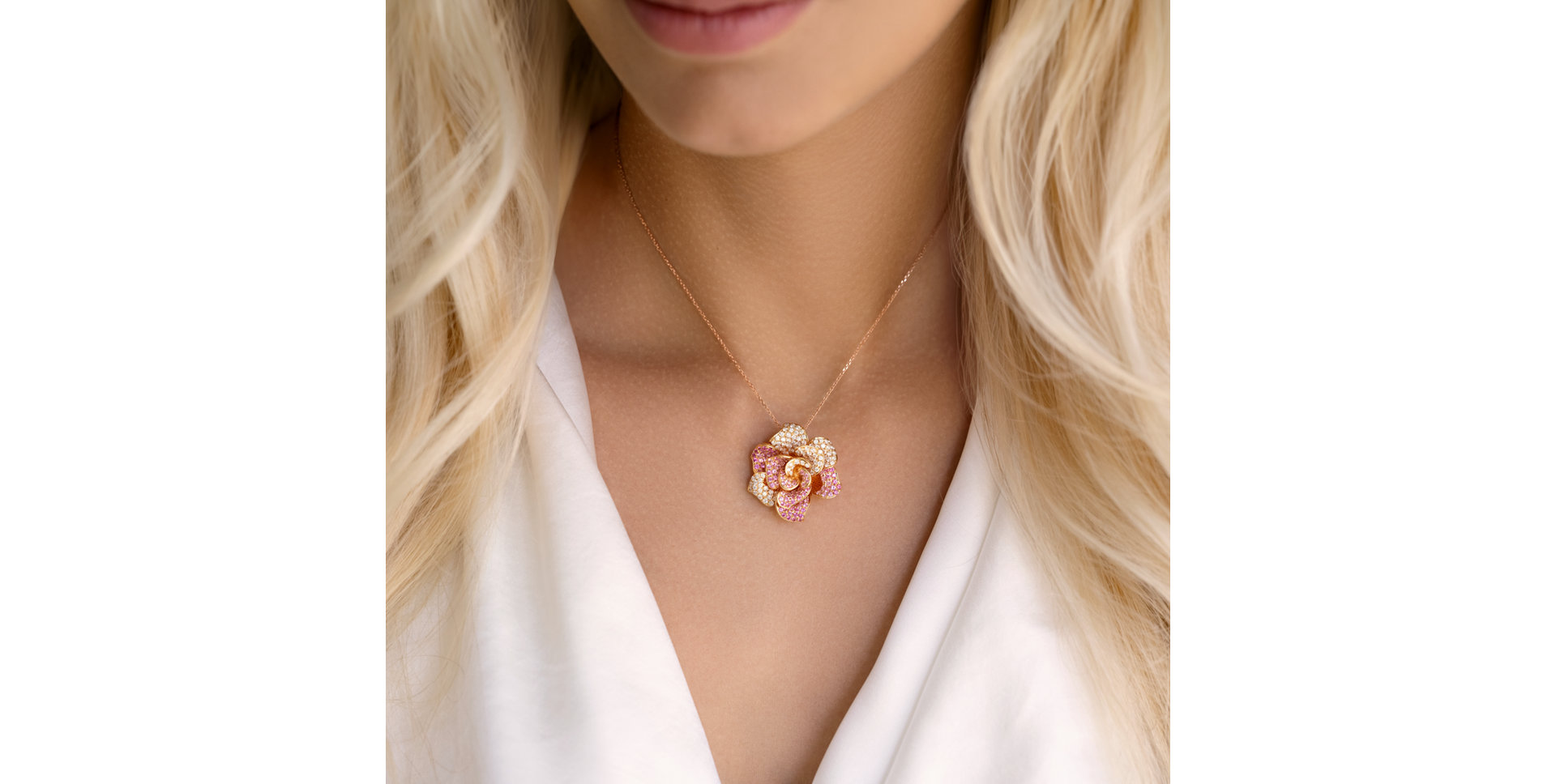 Přívěs s diamanty a safíry Moon Magnolia