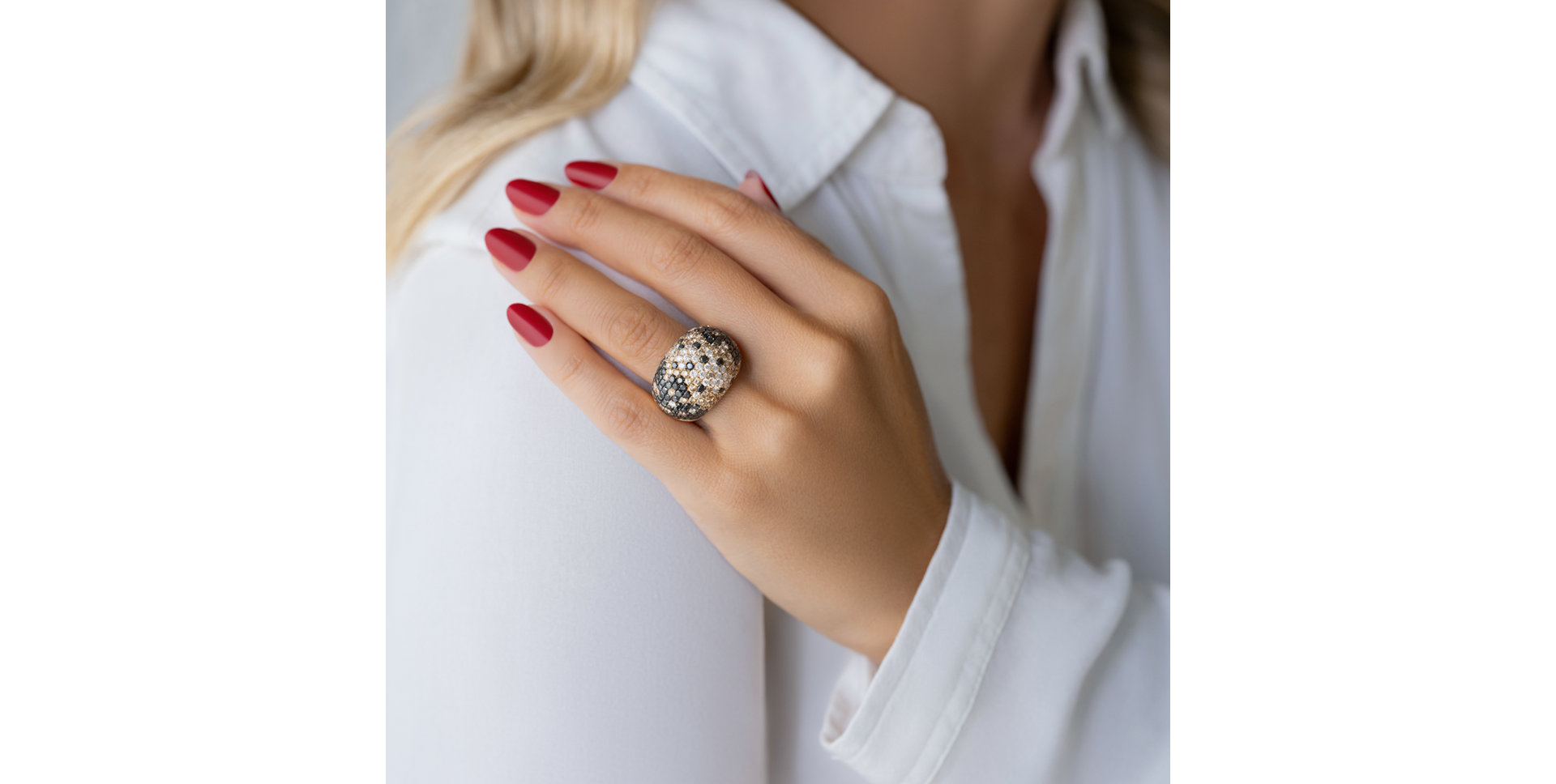 Prsten s bílými, hnědými a černými diamanty Sweet Kiss