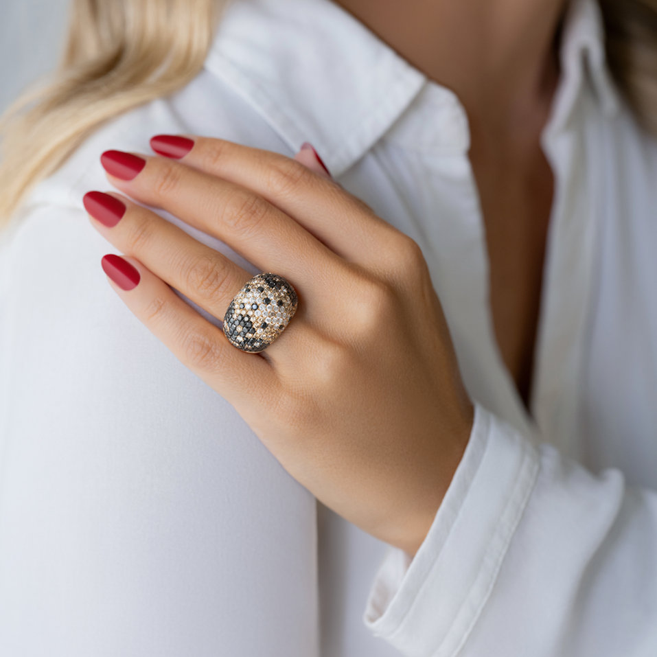 Prsten s bílými, hnědými a černými diamanty Sweet Kiss