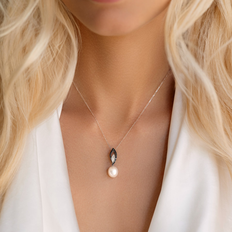 Přívěs s černými a bílými diamanty a perlou Selkie