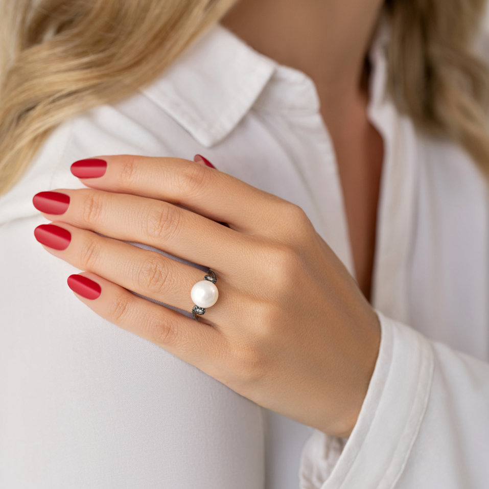 Prsten s černými a bílými diamanty a perlou Oceanus Grace