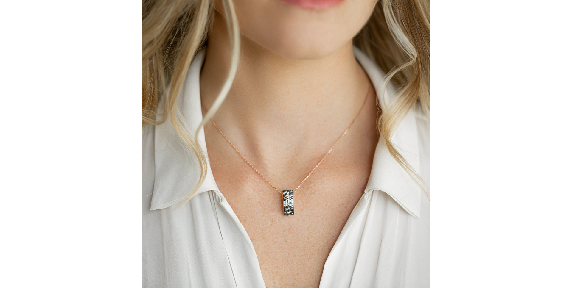 Přívěs s černými a bílými diamanty a hnědými Inferno Night