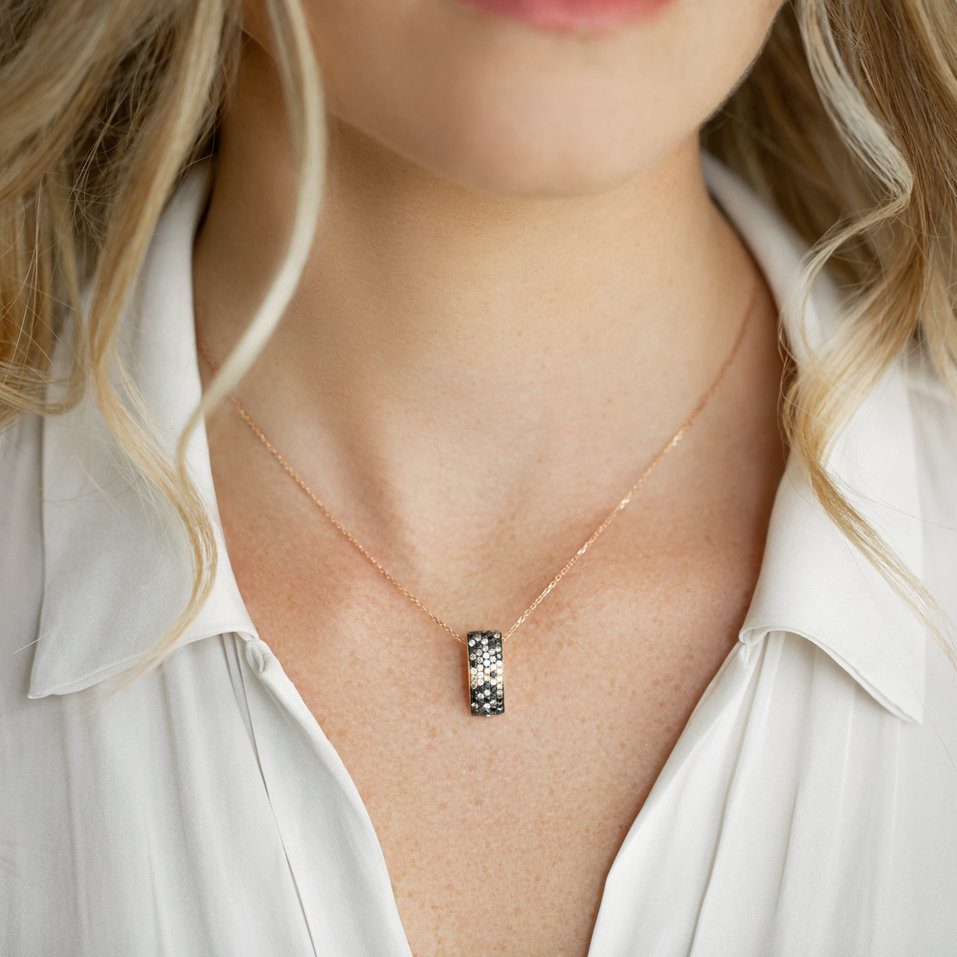 Přívěs s černými a bílými diamanty a hnědými Inferno Night