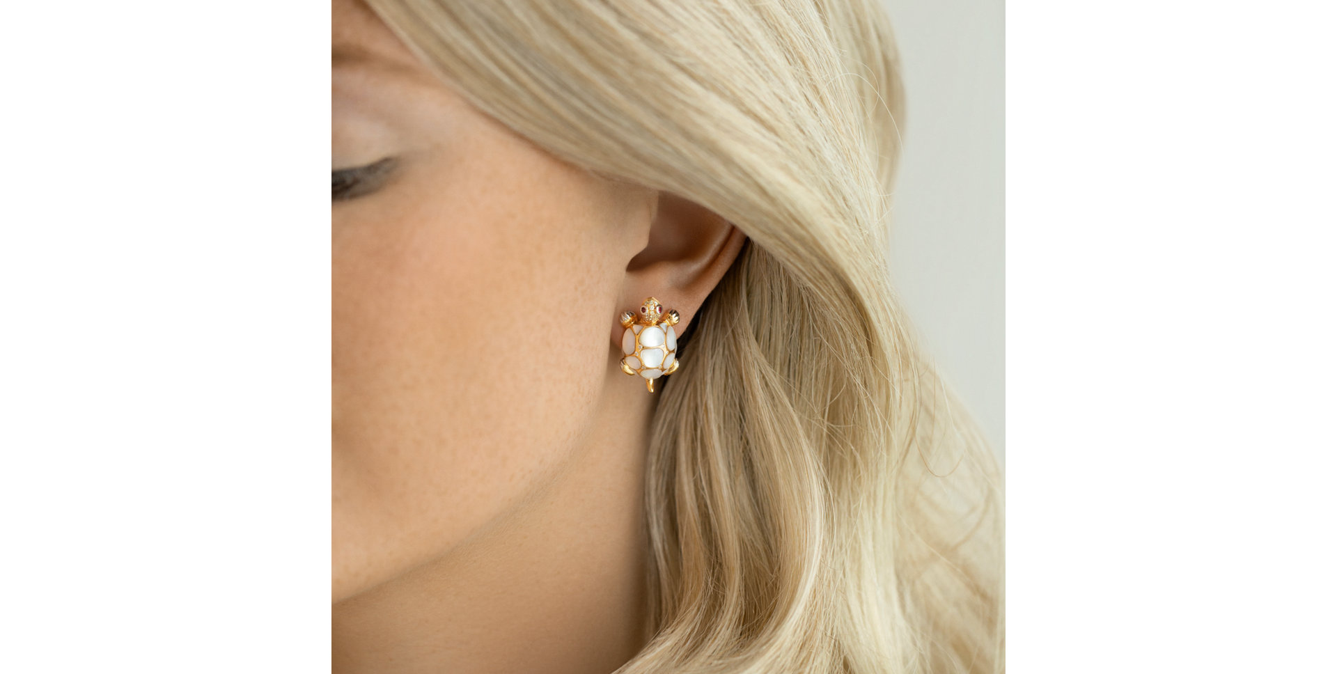 Náušnice s bílými a hnědými diamanty, rubínem a perletí Alluring Turtle