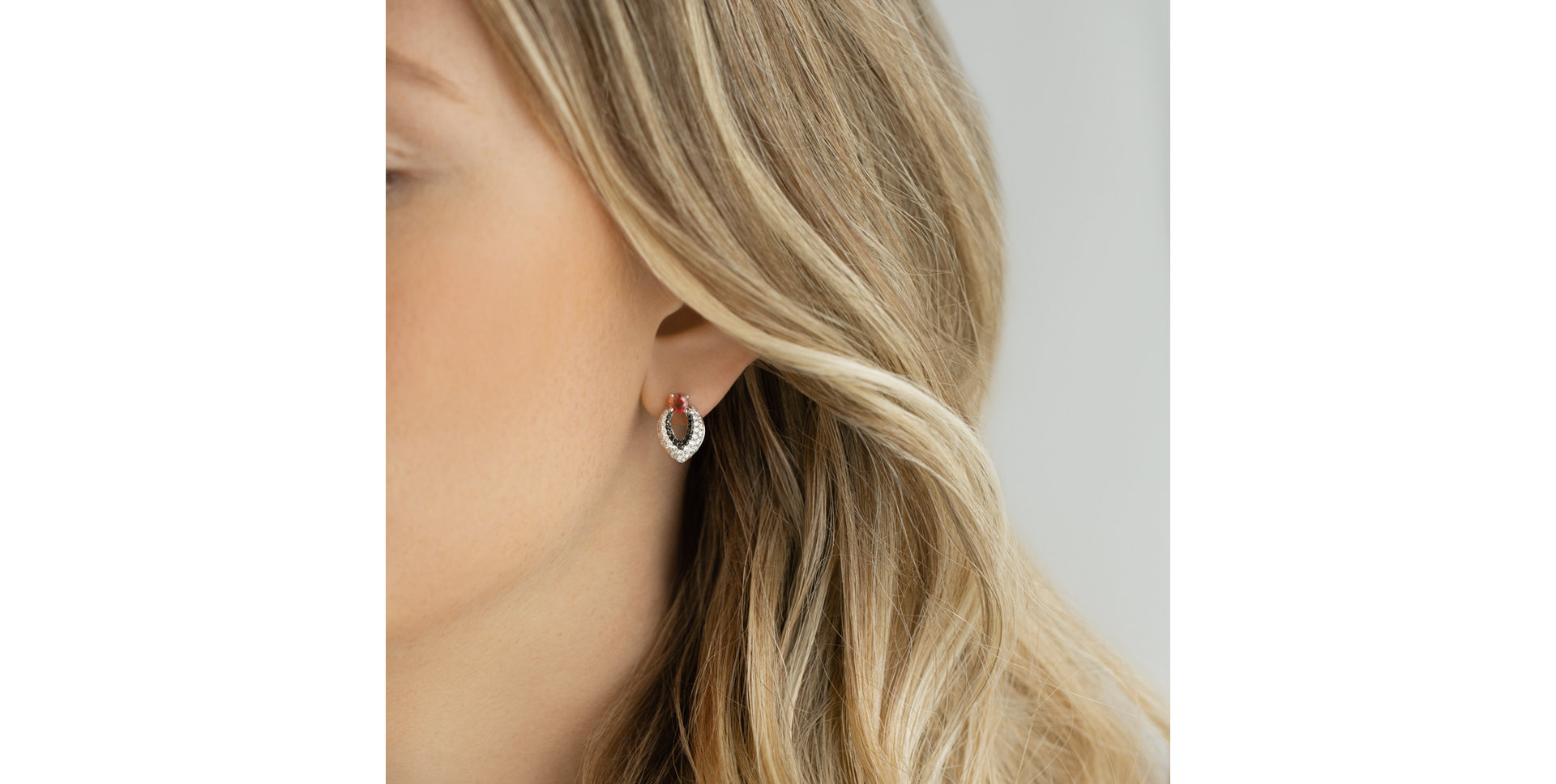 Náušnice s rubínem, bílými a černými diamanty Luxury Darkness