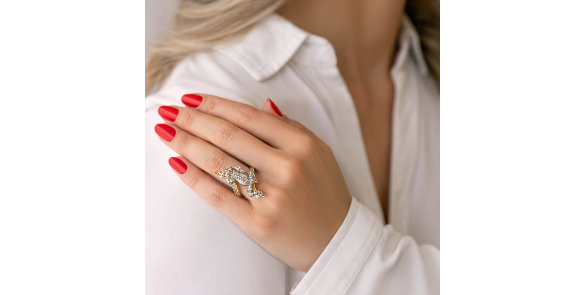 Prsten s bílými, hnědými, černými diamanty a granátem Luxury Frog